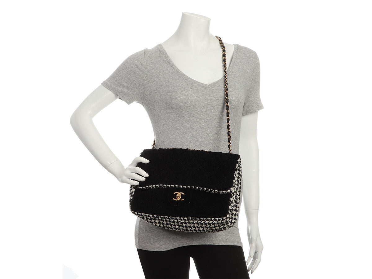 Chanel Jumbo Black Shearling and Houndstooth Single Flap - Image 10